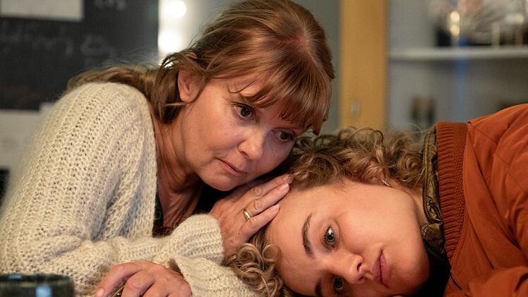 Roswitha Schreiner (links) war schon in der Originalserie "Liebling Kreuzberg" dabei. Sie spielt Sarah, die Tochter von Robert Liebling und Mutter von Lisa (Luise von Finckh).