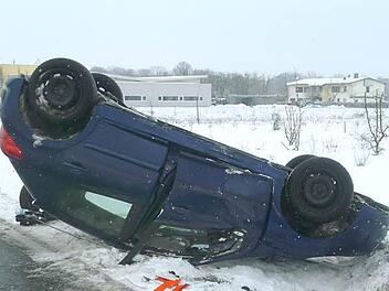 Das Auto blieb auf dem Dach liegen.  Fotos: Roland Meister