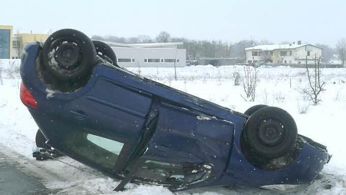 Das Auto blieb auf dem Dach liegen.  Fotos: Roland Meister