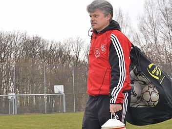 Jürgen Kuhn ist Trainer der U-15 beim TSV Ebenhausen und seit 40 Jahren im Verein. Fotos: Jürgen Schmitt