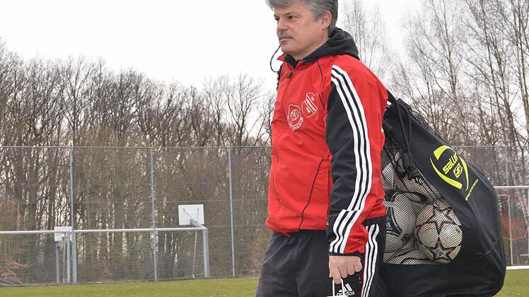 Jürgen Kuhn ist Trainer der U-15 beim TSV Ebenhausen und seit 40 Jahren im Verein. Fotos: Jürgen Schmitt