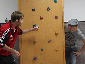 Die Kletterwand als Schrank: Die Theatergruppe "Vorhang auf" probt im Kindergarten, hier mit Sebastian Dees (l.) und Fabian Wahler. Fotos: Martina Straub