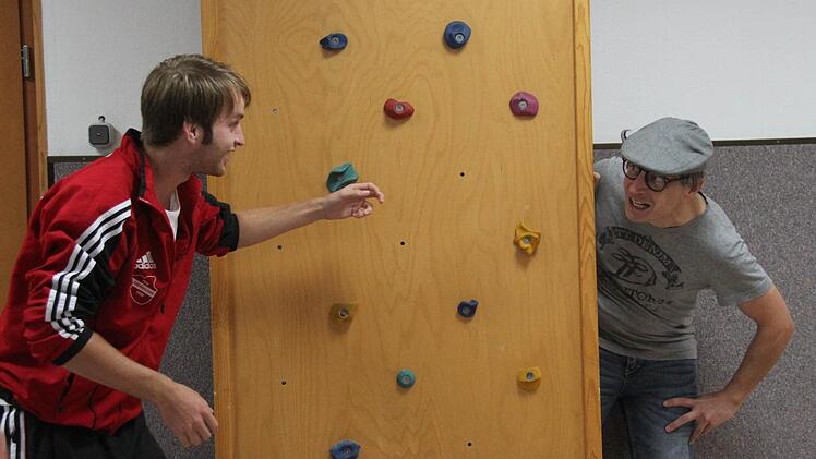 Die Kletterwand als Schrank: Die Theatergruppe "Vorhang auf" probt im Kindergarten, hier mit Sebastian Dees (l.) und Fabian Wahler. Fotos: Martina Straub