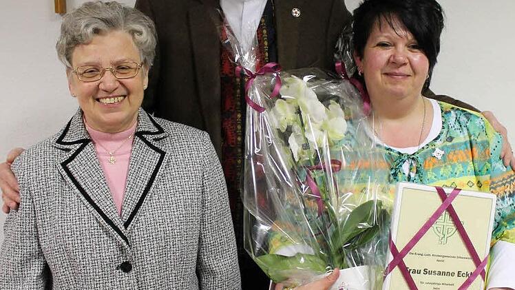 Die Ehrung für zehnjährige Mitarbeit im Weltgebetstagsteam von Ditterswind erfuhr Susanne Eckl (rechts). Liselotte Fertinger und Pfarrer Wolfgang Scheidel gratulieren der rührigen Mitarbeiterin zu deren Auszeichnung.