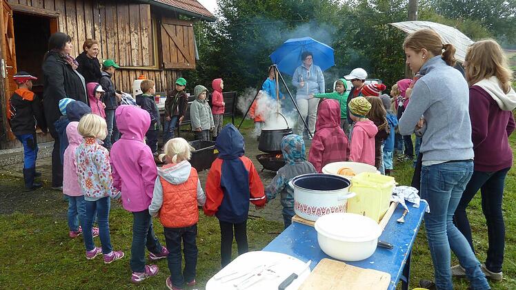 Die "schlauen Füchse" beim Kochen eines Gemüseeintopfs.