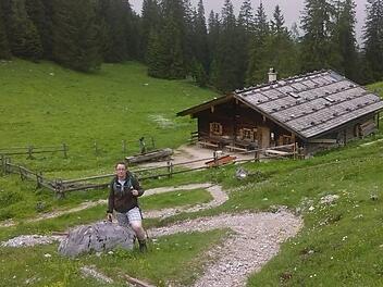 Auf viele moderne Annehmlichkeiten wie heißes Wasser und unbegrenzten Strom muss Cornelia Heid auf der Almhütte verzichten.Fotos: privat