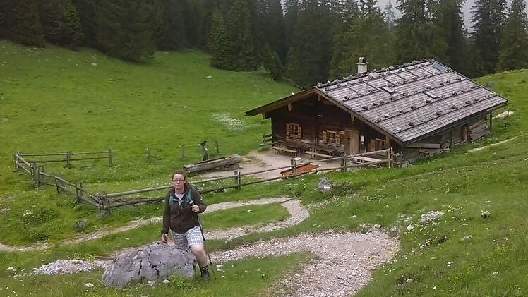Auf viele moderne Annehmlichkeiten wie heißes Wasser und unbegrenzten Strom muss Cornelia Heid auf der Almhütte verzichten.Fotos: privat