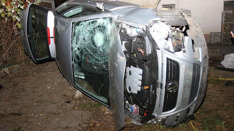 Und plötzlich liegt ein Auto im Vorgarten... Glücklicherweise kamen bei dem Unfall in Birkenmoor (Kreis Coburg) alle Beteiligten mit dem Schrecken davon. Foto: Michael Stelzner