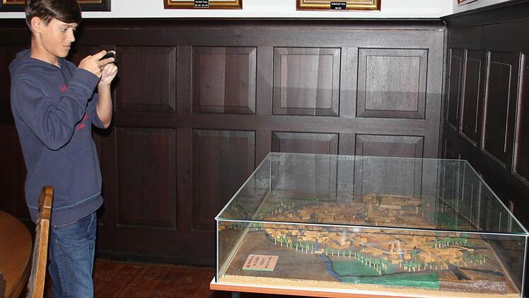 Interesse an der Altstadt: Das Modell, wie Ebern im Mittelalter ausschaute, knipste dieser Austauschschüler.
