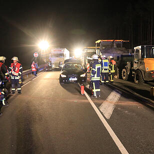 Auto prallt auf B505 gegen Teermaschine