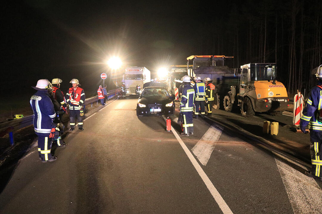 Auto prallt auf B505 gegen Teermaschine