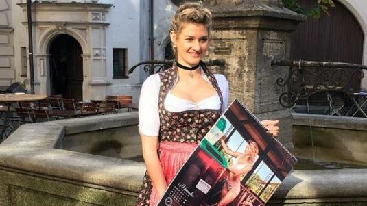 Luisa Schnapp bei der Veröffentlichung des Jungbauernkalenders im Münchner Hofbräuhaus Foto: privat