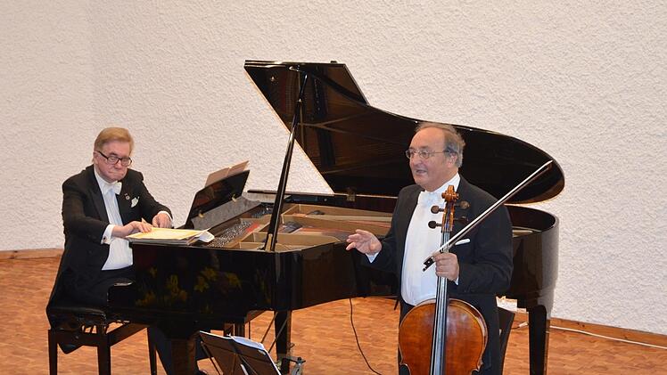 Der Pianist Hans-Dieter Bauer und der Cellist Karlheinz Busch zogen ihr Publikum im renovierten Rathaussaal in Bann.Foto: Rainer Lutz
