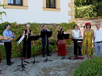 Wolfgang Kropp und Pia Praetorius (von rechts) lauschen den Klängen des Ensembles "I fedeli" aus der Schweiz.Günther Geiling