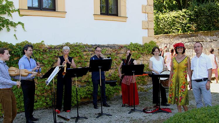 Wolfgang Kropp und Pia Praetorius (von rechts) lauschen den Klängen des Ensembles "I fedeli" aus der Schweiz.Günther Geiling