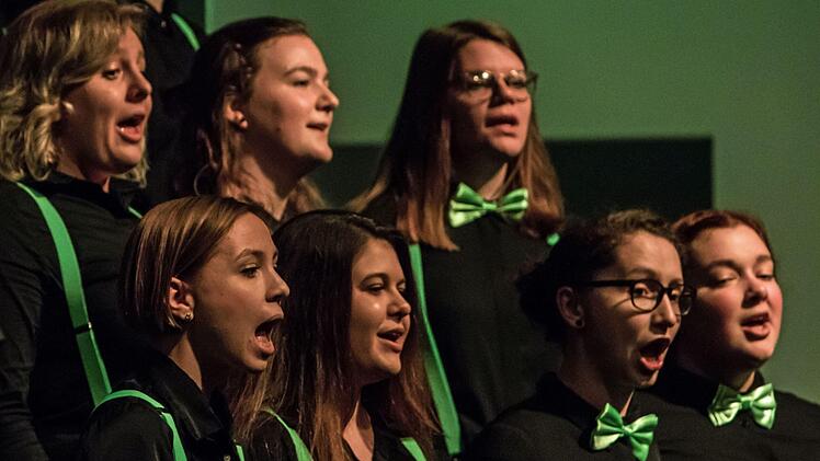 Mitreißend lebendigen Gesang demonstrierte der Coburger Hochschulchor "Die Klangfänger" bei seiner Musik zum Advent unter der Leitung von Moritz Metzner.Foto: Jochen Berger