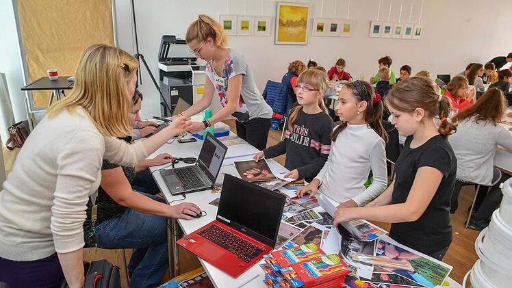 Weltkindertag: Etwa 120 junge Künstler waren am Donnerstag in der Zentralredaktion am Werkeln. Foto: Ronald Rinklef,