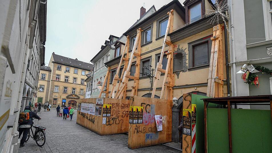 Verschwindet der Schandfleck  in der Oberen Sandstraße  20 in Bamberg? Hoffnung keimt nach der Einigung zwischen Stadt und Investor  auf.  Foto: Ronald Rinklef