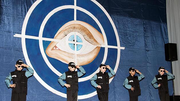 Ein halbes Dutzend sieben- bis neunjährige Knirpse  bekamen als "Police Academy" in  Polizeiuniformen viel Beifall. Foto:  Dieter  Britz
