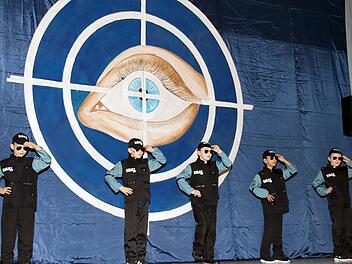 Ein halbes Dutzend sieben- bis neunjährige Knirpse  bekamen als "Police Academy" in  Polizeiuniformen viel Beifall. Foto:  Dieter  Britz