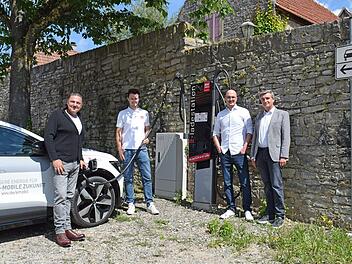 Sulzfeld: Neue Lades&auml;ule f&uuml;r E-Autos eingeweiht - hier findest du sie