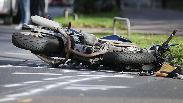 Frontalcrash im Kreis Coburg: Junger Biker (17) kracht gegen Auto