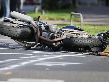 Frontalcrash im Kreis Coburg: Junger Biker (17) kracht gegen Auto