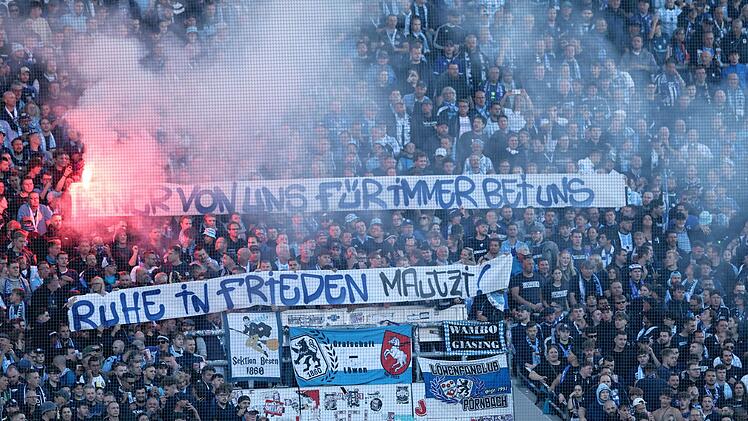 Ein treuer Fanblock begleitet das aktuelle Team von 1860 München auch zu vielen Auswärtsspielen wie hier zu Rot-Weiß Essen.