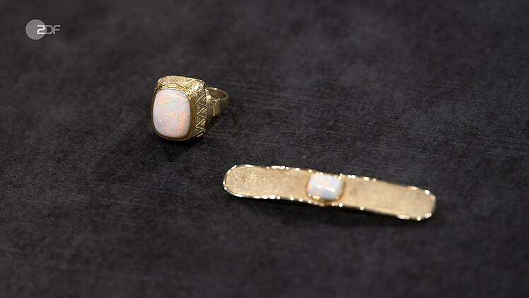 Ring und Brosche aus Gold mit Vollopalen aus den 1960er-Jahren hatten einen Wert von 1.100 bis 1.200 Euro. Für 1.000 Euro bekam Susanne Steiger die Schmuckstücke.