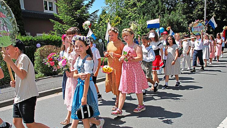Beim Wiesenfest schl&auml;ngelte sich ein bunter Zug durch die Stra&szlig;en Ziegelh&uuml;ttens.