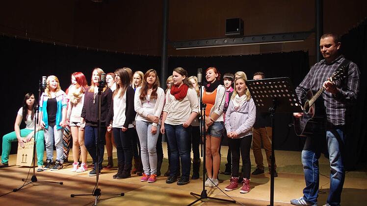 Die Klasse 8 e sang "Stay".