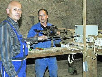 Mit einem neuen Zentralantrieb (rechts) sorgte André Schwaiberger dafür, dass die vier Zifferblätter der Seßlacher Kirchturmuhr wieder die korrekte Zeit anzeigen. Elektrikermeister Ralf Würstlein unterstützte ihn bei der Reparatur. Fotos: Bettina Knauth