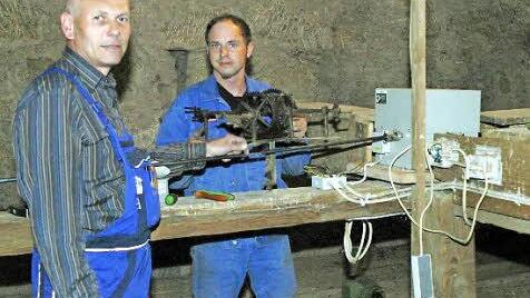 Mit einem neuen Zentralantrieb (rechts) sorgte André Schwaiberger dafür, dass die vier Zifferblätter der Seßlacher Kirchturmuhr wieder die korrekte Zeit anzeigen. Elektrikermeister Ralf Würstlein unterstützte ihn bei der Reparatur. Fotos: Bettina Knauth