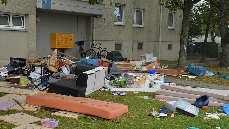 Wenn bisher in Bamberg die Sperrmüll-Abfuhr anrückt, findet sie meist ein Chaos vor. Mehr Flexibilität soll hier für Abhilfe sorgen. Foto: Ronald Rinklef