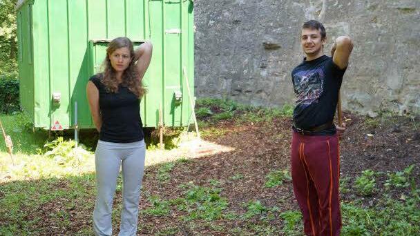Aufwärmtraining für die Kampfszenen: Susanna Bauernfeind mit Benjamin Mangelsdorf  Foto: Chapeau Claque