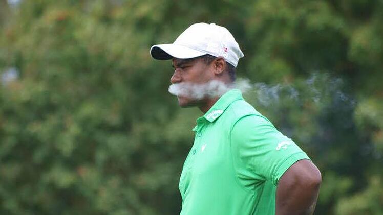 Versetzte die Zuschauer ins Staunen: Manuel De Los Santos spielte am ersten Tag der Bayerischen Meisterschaften für Golfer mit Behinderung auf dem Par-72-Kurs in Maria Bildhausen eine 75er-Runde.  Fotos: Anton Then