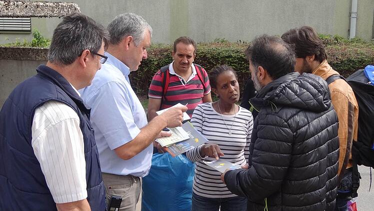 Bürgermeister Jürgen Hennemann übergab den Neubürgern einen Stadtplan und bunte Informationen zu Ebern.