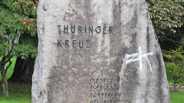 Das Grünflächenamt kümmert sich wenigstens um eine blühende Einfassung des Hinkelsteins am Thüringer Kreuz. Aber er ist schmutzig und es fehlt ein Buchstabe der inschrift. Foto: Helke Renner