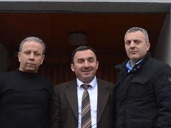 Vorsitzender Ramazan Kurt, Vorbeter Niyazi Cabbar und Zweiter Vorsitzender Yasin Sahin stehen ihren Mitbürgern gern Rede und Antwort, wenn es um Fragen zum Islam und zum Leben in der Neustadter islamischen Gemeinde geht. Foto: Rainer Lutz