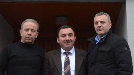 Vorsitzender Ramazan Kurt, Vorbeter Niyazi Cabbar und Zweiter Vorsitzender Yasin Sahin stehen ihren Mitbürgern gern Rede und Antwort, wenn es um Fragen zum Islam und zum Leben in der Neustadter islamischen Gemeinde geht. Foto: Rainer Lutz