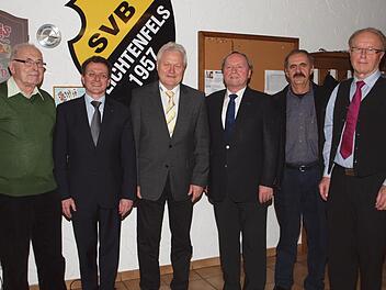 Für ihre Treue zum ADAC wurden ausgezeichnet (von links): Kurt Löffler (25 Jahre), Vorsitzender Dr. Oliver Freiburg, Herbert Behlert, Vorsitzender ADAC Nordbayern, Bernd Legal (40 Jahre), Michael Pokorny (25 Jahre) und Klaus Hummel (50 Jahre).  Foto: Alfred Thieret