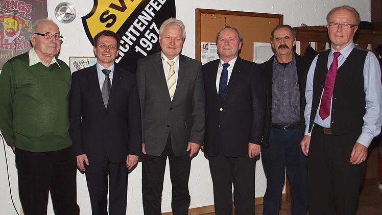Für ihre Treue zum ADAC wurden ausgezeichnet (von links): Kurt Löffler (25 Jahre), Vorsitzender Dr. Oliver Freiburg, Herbert Behlert, Vorsitzender ADAC Nordbayern, Bernd Legal (40 Jahre), Michael Pokorny (25 Jahre) und Klaus Hummel (50 Jahre).  Foto: Alfred Thieret