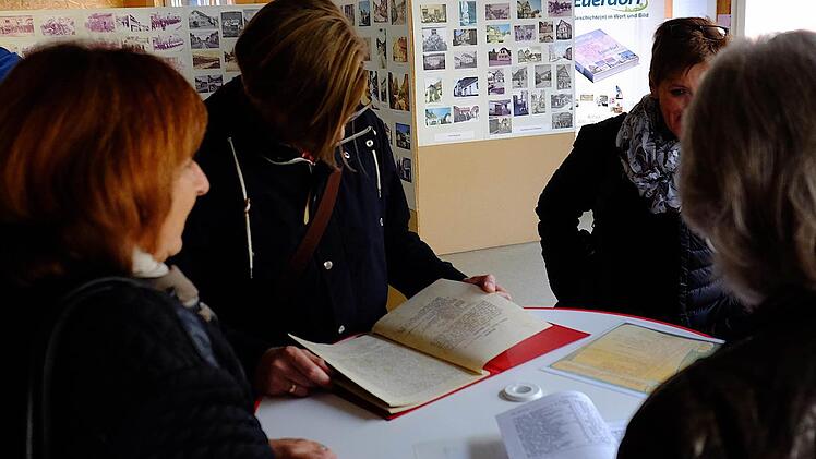 Die Bilderausstellung "1300 Jahre Euerdorf" ist weiterhin ein zugkräftiger Publikumsmagnet.  Foto: Gerd Schaar