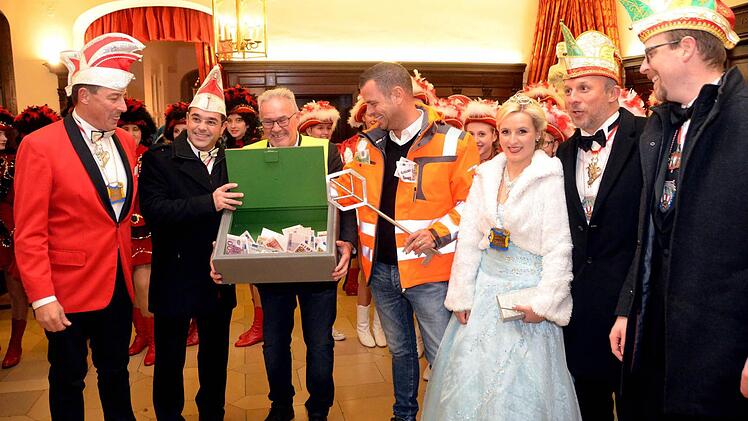 Schnell wurden am 11.11. Stadtkasse und Schlüssel an die Narren aus Garitz und Reiterswiesen überreicht, die bis zum Aschermittwoch das Zepter führen wollen. Auf unserem Foto v.li.: Matthias Bühner (Sitzungspräsident Fidelia Reiterswiesen), Alexander Pusch (Präsident Reiterswiesen), die beiden Bürgermeister Thomas Leiner und Toni Schick, Faschingsprinzessin Michelle I. sowie vom Garitzer BTC Sitzungspräsident Christian Rüth und Axel Dürrheimer.  Foto: Peter Rauch