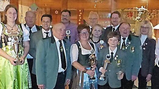 Ein großer Ehrungsreigen prägte am Samstag den Gesellschaftsabend der Schützengesellschaft Presseck im Gasthof "Schwarzes Roß".