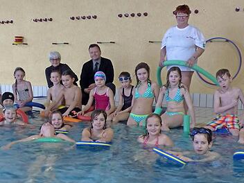 Die Aktion "Sichere Schwimmer" im Crana mare mit den DLRG-Schwimmtrainern Marliese und Richard Bär (im weißten T-Shirt), der Schulleiterin der Lucas-Cranach-Schule Kronach, Anita Neder, Stephan Preisz (AOK-Direktion Coburg) und den Schülern der Klasse 4e. Foto: privat