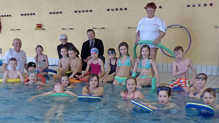 Die Aktion "Sichere Schwimmer" im Crana mare mit den DLRG-Schwimmtrainern Marliese und Richard Bär (im weißten T-Shirt), der Schulleiterin der Lucas-Cranach-Schule Kronach, Anita Neder, Stephan Preisz (AOK-Direktion Coburg) und den Schülern der Klasse 4e. Foto: privat