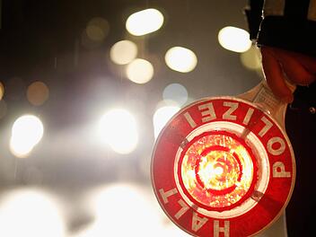 Nach einem Unfall in der Wilhelmstra&szlig;e hat sich ein Autofahrer eine Verfolgungsjagd mit der Polizei durch Bamberg geliefert. Die Flucht endete an einer Hauswand. Foto: J&ouml;rn Pollex/dpa