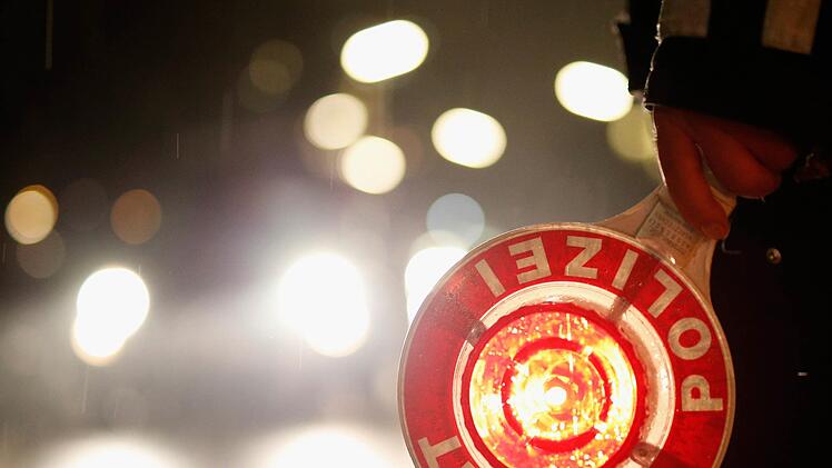 Nach einem Unfall in der Wilhelmstra&szlig;e hat sich ein Autofahrer eine Verfolgungsjagd mit der Polizei durch Bamberg geliefert. Die Flucht endete an einer Hauswand. Foto: J&ouml;rn Pollex/dpa