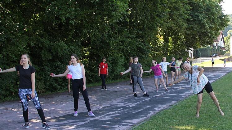 Sportlehrerin Gudrun Gasiew (vorne) hat für das Wurftraining mit den Siebtklässlerinnen einen Schattenplatz ausgesucht.